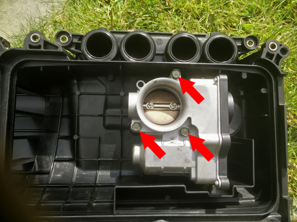 Throttle body location in the top housing